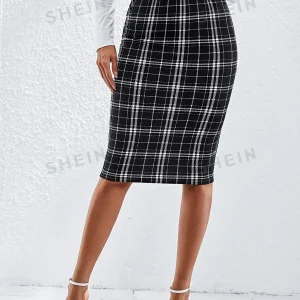 Rugalmas derekú, kockás ceruzaszoknya