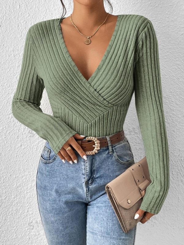 Zöld, V-nyakú, bordás anyagú női póló